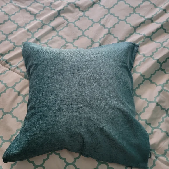 Set of 2 teal CaliTime pillow covers 22" brand new - Picture 2 of 5
